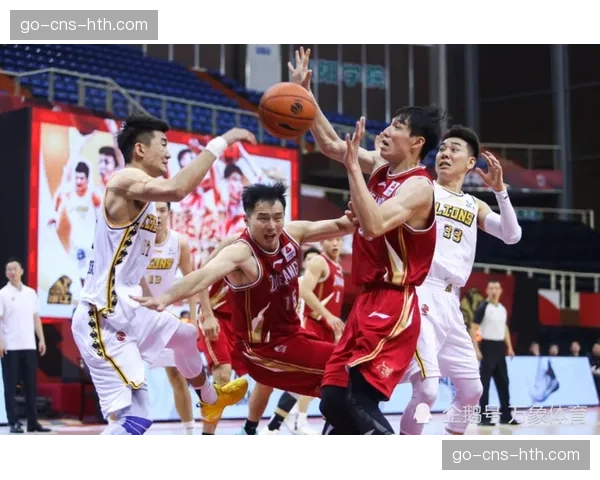 焦点时刻:吴前借连续无球掩护命中三分,展现浙江体系“水花”式跑位 焦点时刻:吴前借连续无球掩护命中三分,展现浙江体系“水花”式跑位